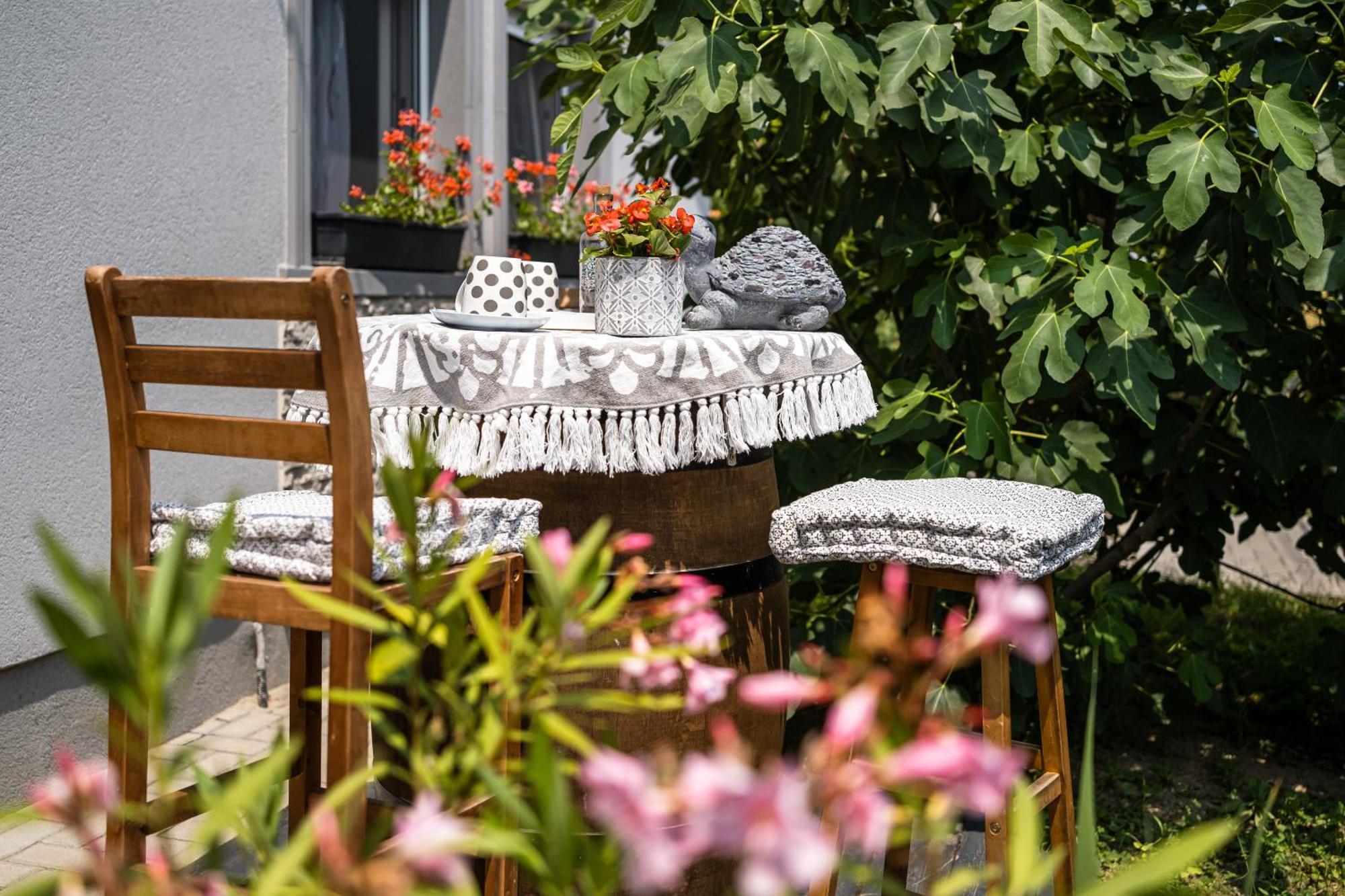 Szuerke Vendeghaz Balatonkenesen Apartment Exterior foto